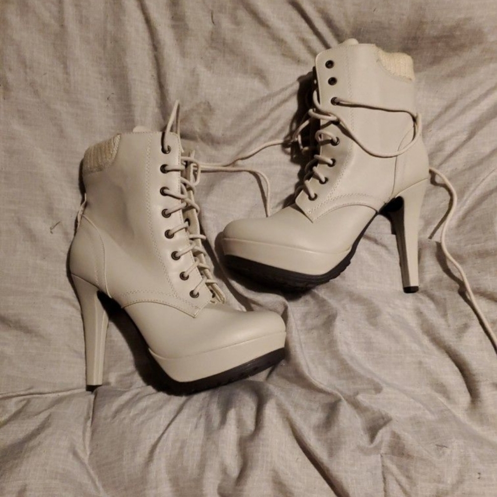 Call if Spring Booties, Size 8, White